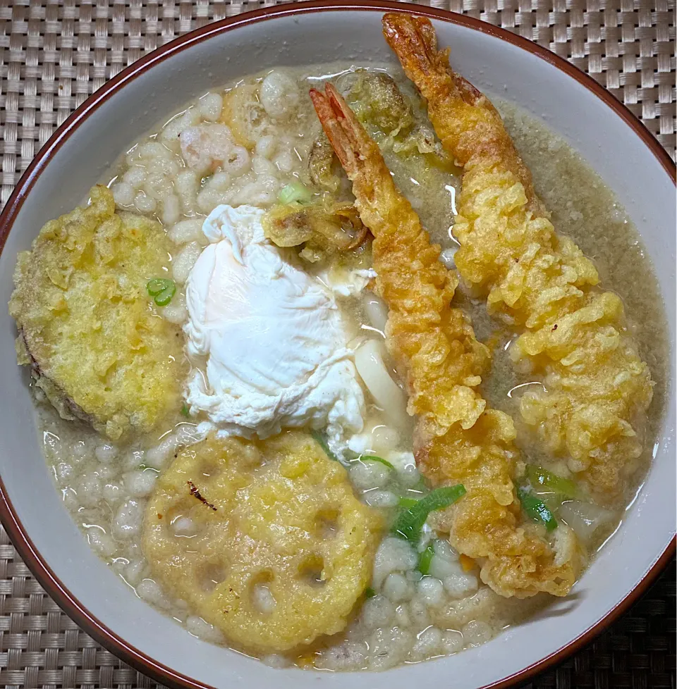 天ぷら肉月見煮込みうどん|すくらんぶるえっぐさん