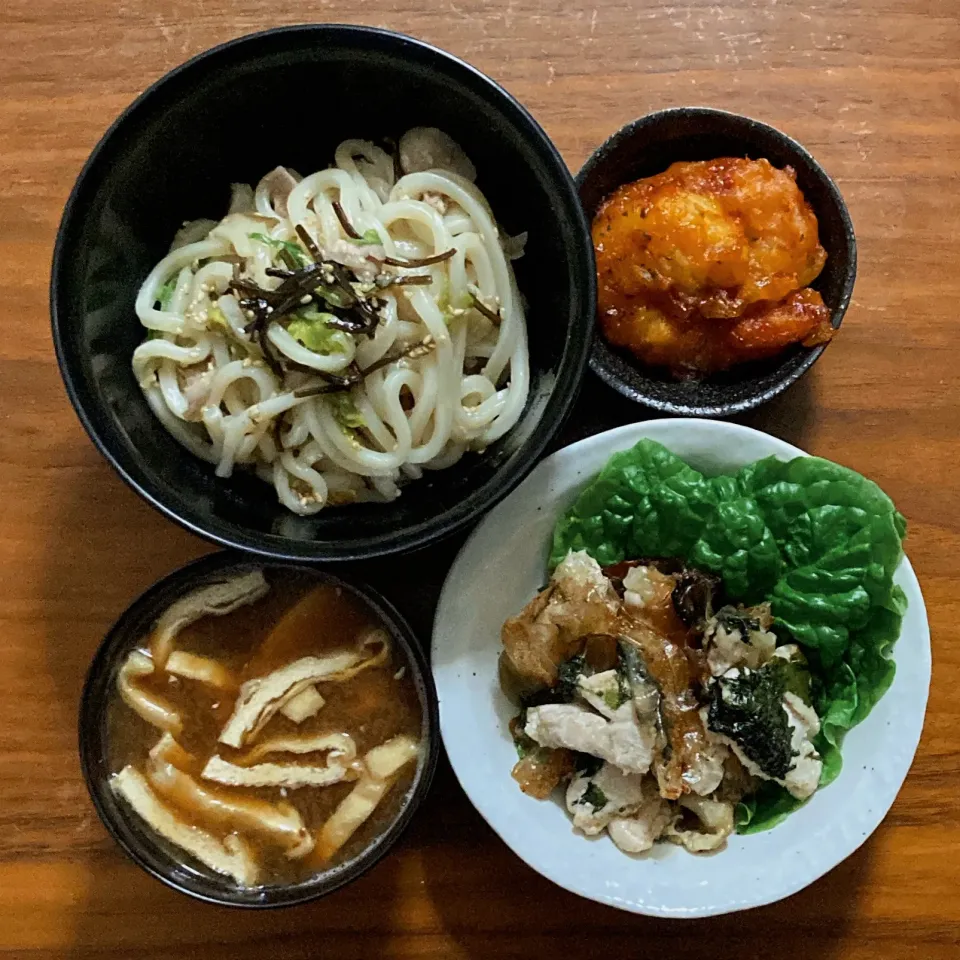 主食　やみつき豚うどん 🅿️
主菜　生春サンド❌インスタ
副菜　惣菜のエビチリ
汁物　インスタントの味噌汁、油揚げと余った豆腐|...さん