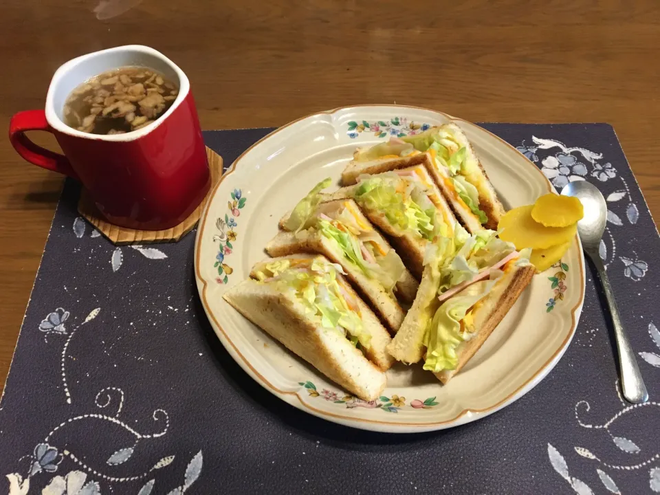 ホットサンドイッチ、沢庵、ワカメ＆揚げ玉ねぎ入りタマネギスープ(昼飯)|enarinさん