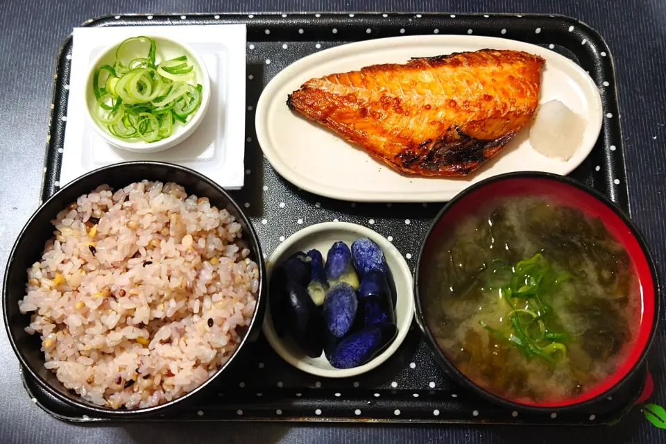 Snapdishの料理写真:今日の昼ごはん（十六穀ごはんに赤魚の干物、納豆、のりのみそ汁、小なすの漬物）|Mars＠釜飯作り研究中さん