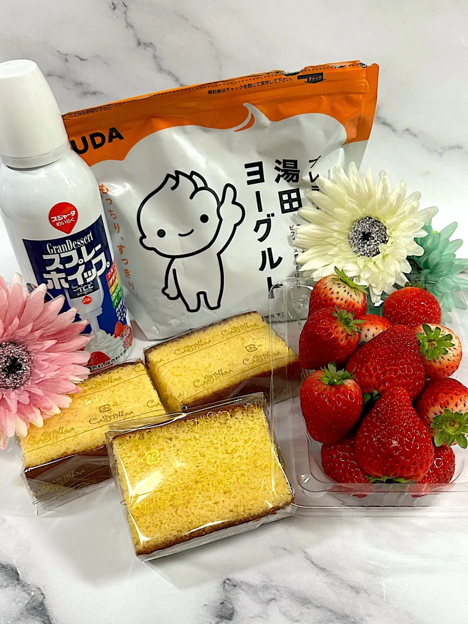 Snapdishの料理写真:急な来客!10分パフェ 材料🍓😆|T’s lanaiさん