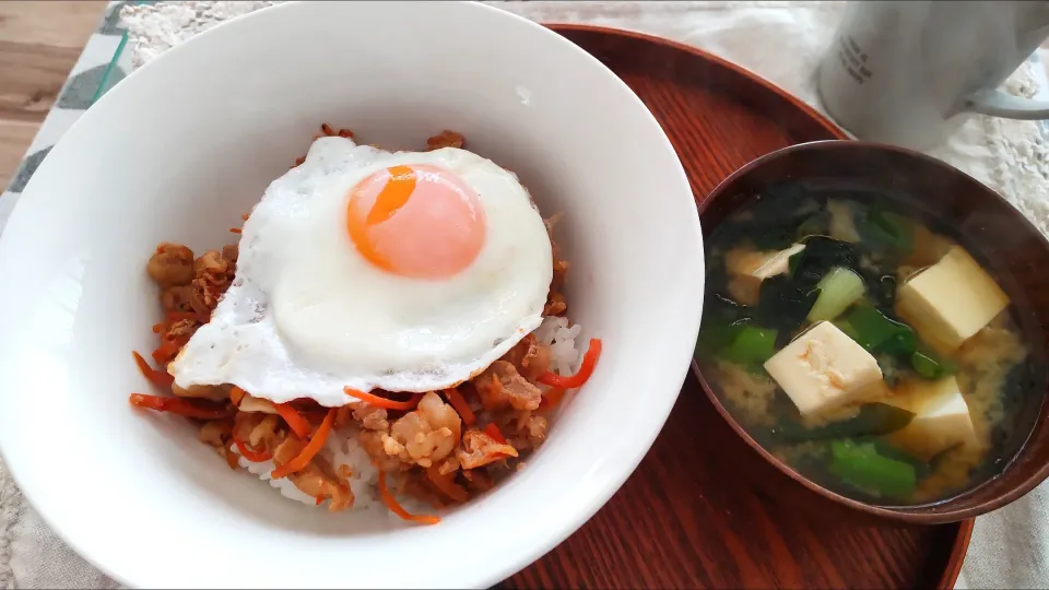 ニンニク豚目玉焼き丼|こいけさんさん