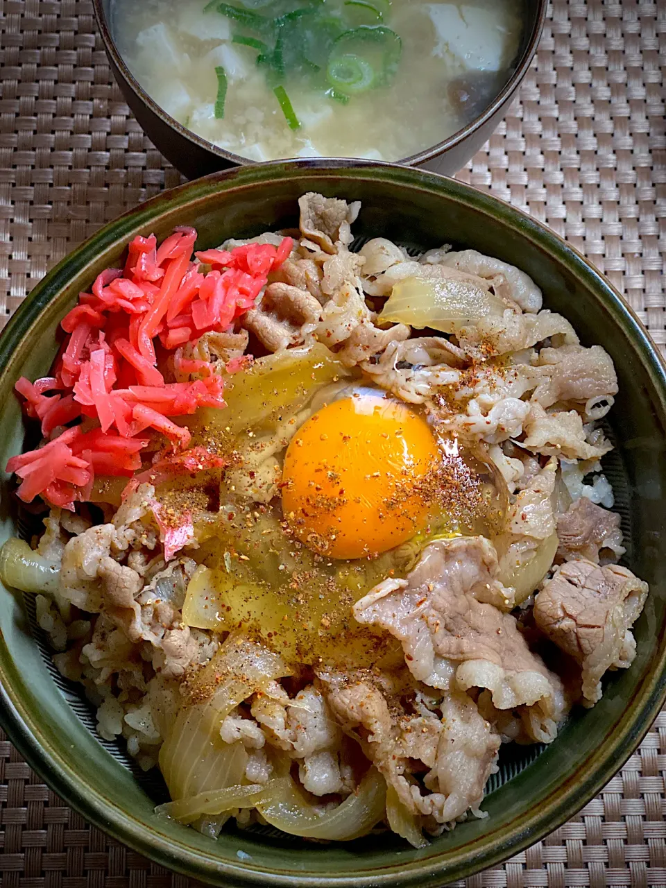 肉だく牛丼 452円（200円オフ）＋卵＋味噌汁|すくらんぶるえっぐさん