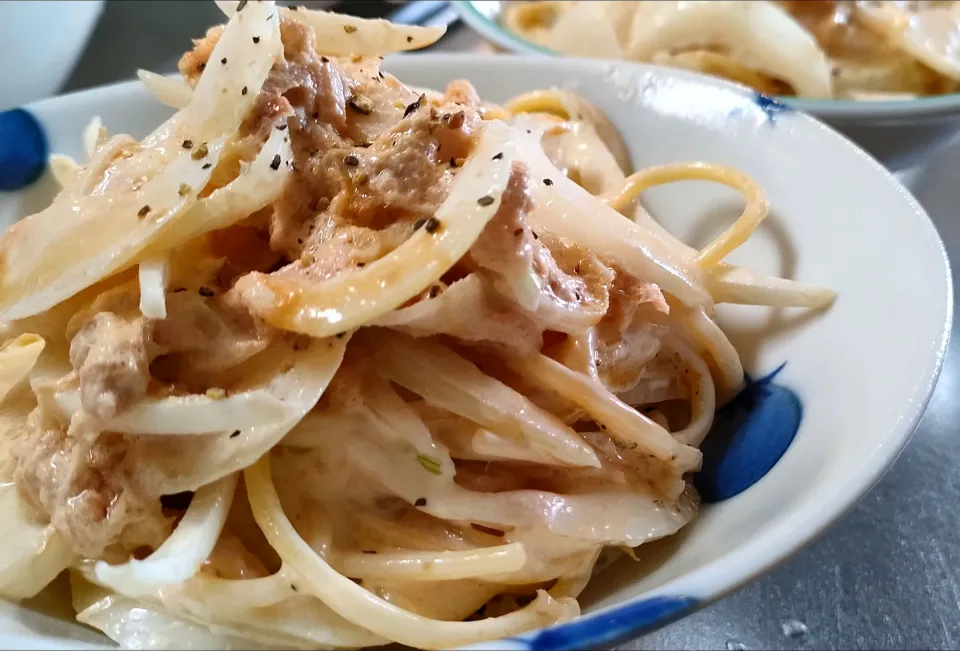 Snapdishの料理写真:新玉ネギとツナのパスタサラダ💚|きゅうちゃんさん