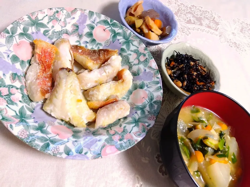 夜ご飯!作った～
赤魚、小麦粉つけオリーブ油揚げ焼き、
藻塩で。具沢山味噌汁。ひじき煮、野菜旨煮は
生協の惣菜。|m.rafuさん