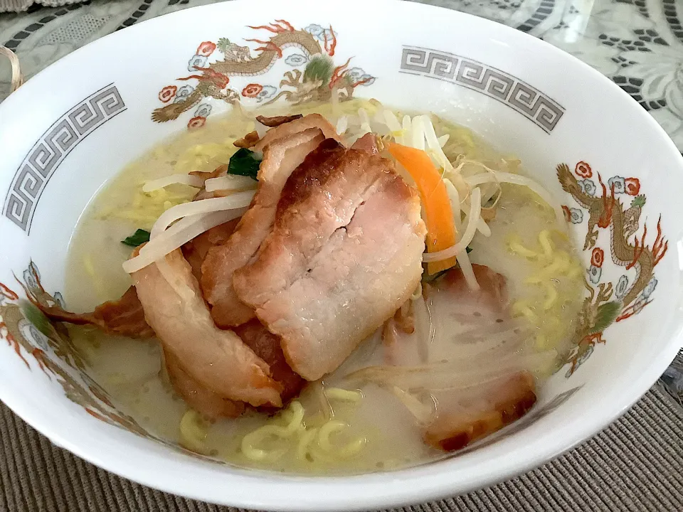 Snapdishの料理写真:とんこつ風チャーシュー麺🍜😋|アライさんさん