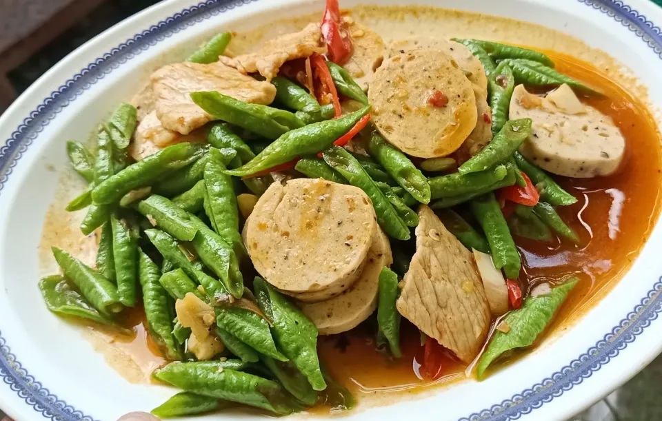 Snapdishの料理写真:ผัดหมูยอถั่วฝักยาว
Stir-fried pork sausage with long beans|🌿Veerapan Mu🌿さん