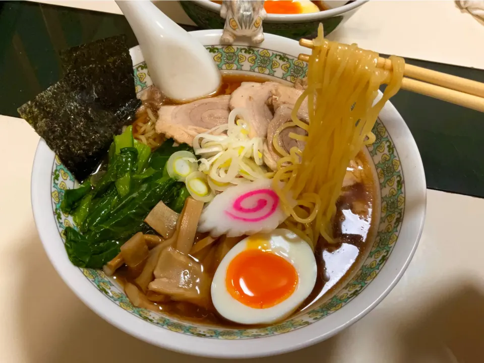 Snapdishの料理写真:お家で街中華の醤油ラーメン
テーブル朱色じゃ無いですが。。。
#手作りチャーシュー
#ほうれん草でなく小松菜
#ナルトは必需品
#ゆで卵は半熟|Takeshi  Nagakiさん