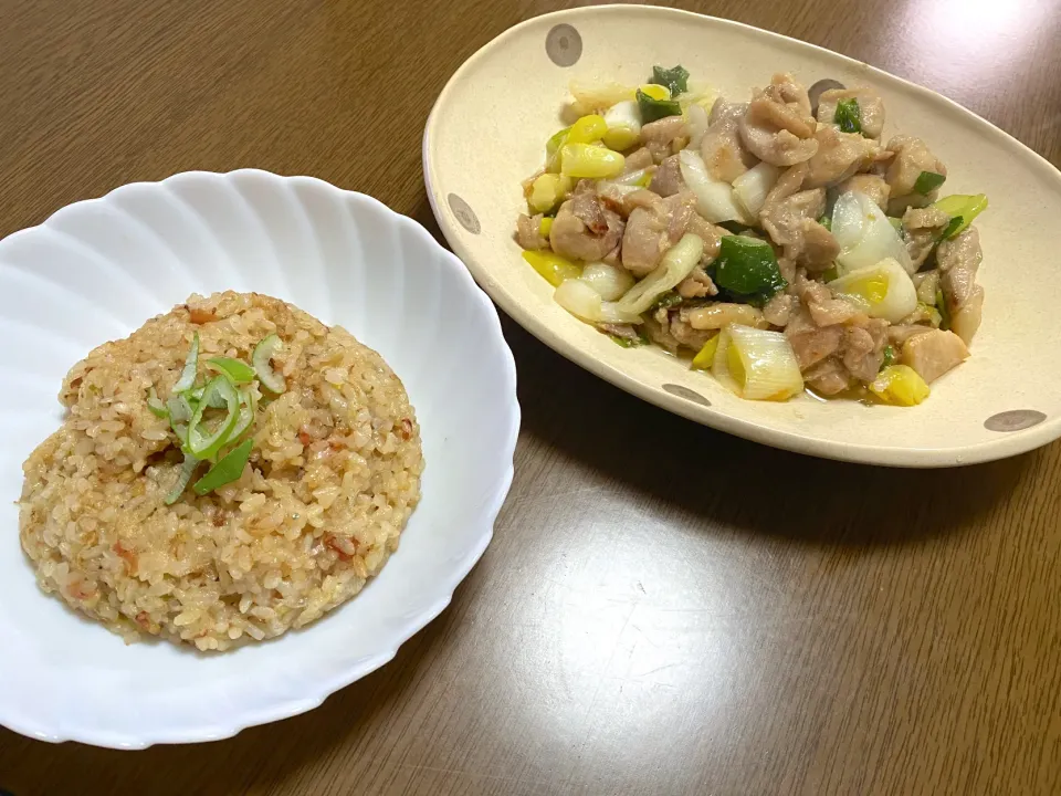 Snapdishの料理写真:青しそ風味の焼き飯とねぎ塩焼き鳥|SORATOさん