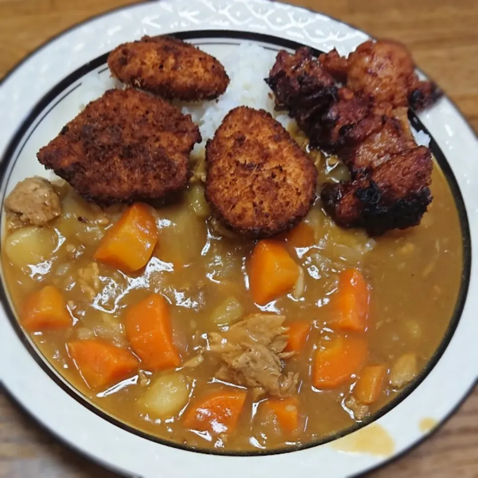 チキンカツ＆唐揚げたっぷりカレー🍛🍛|まなみさん