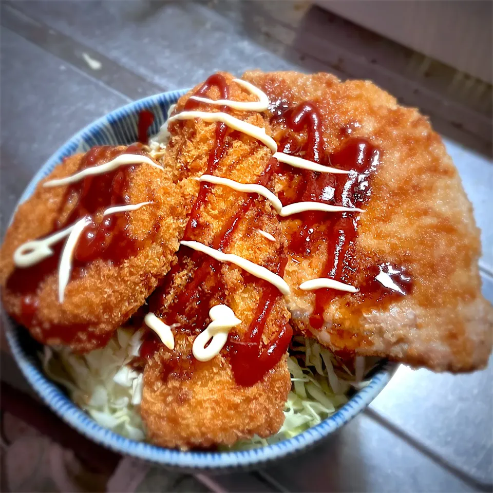 今夜は、焼きとんかつ・イカフライ・メンチ丼を頂きました😋👍🎵|ギムレットさん