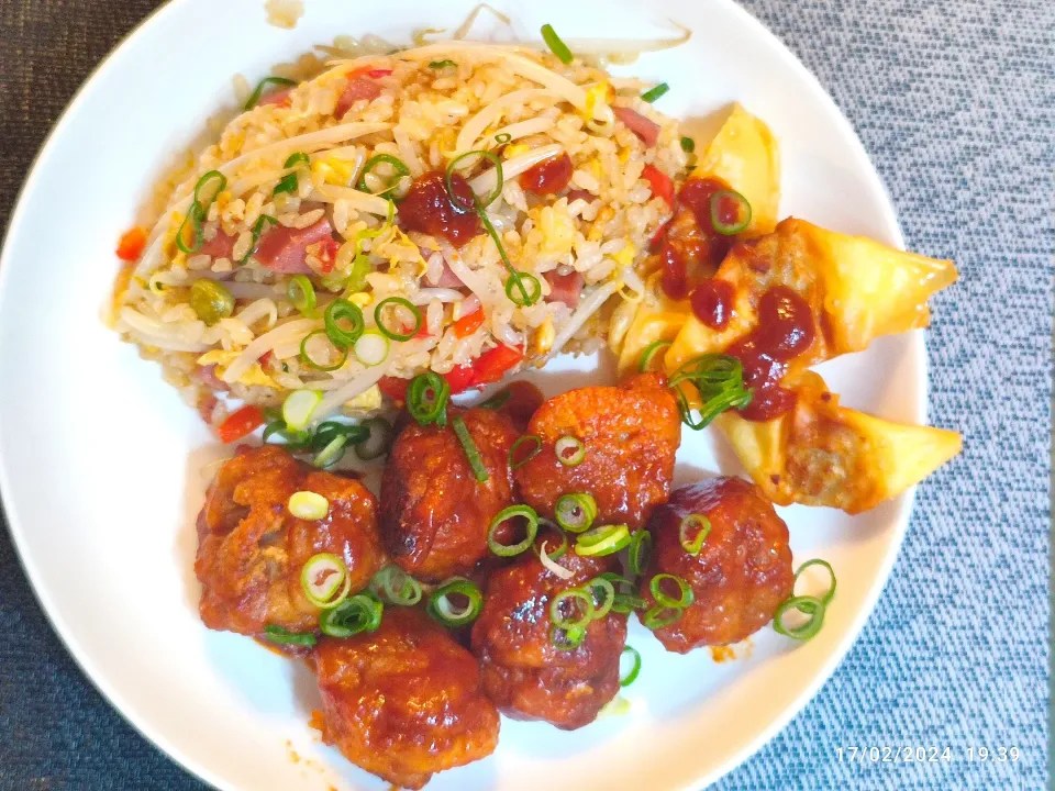 Arroz Chaufa con rollitos de pollo en salsa dulce y su wantan frito.|Juan Yabikuさん