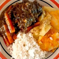 slow braised lamb neck in a black pepper gravy with carrots.
Cheesy bacon potato bake.
served with white rice.
|Munchiverseさん