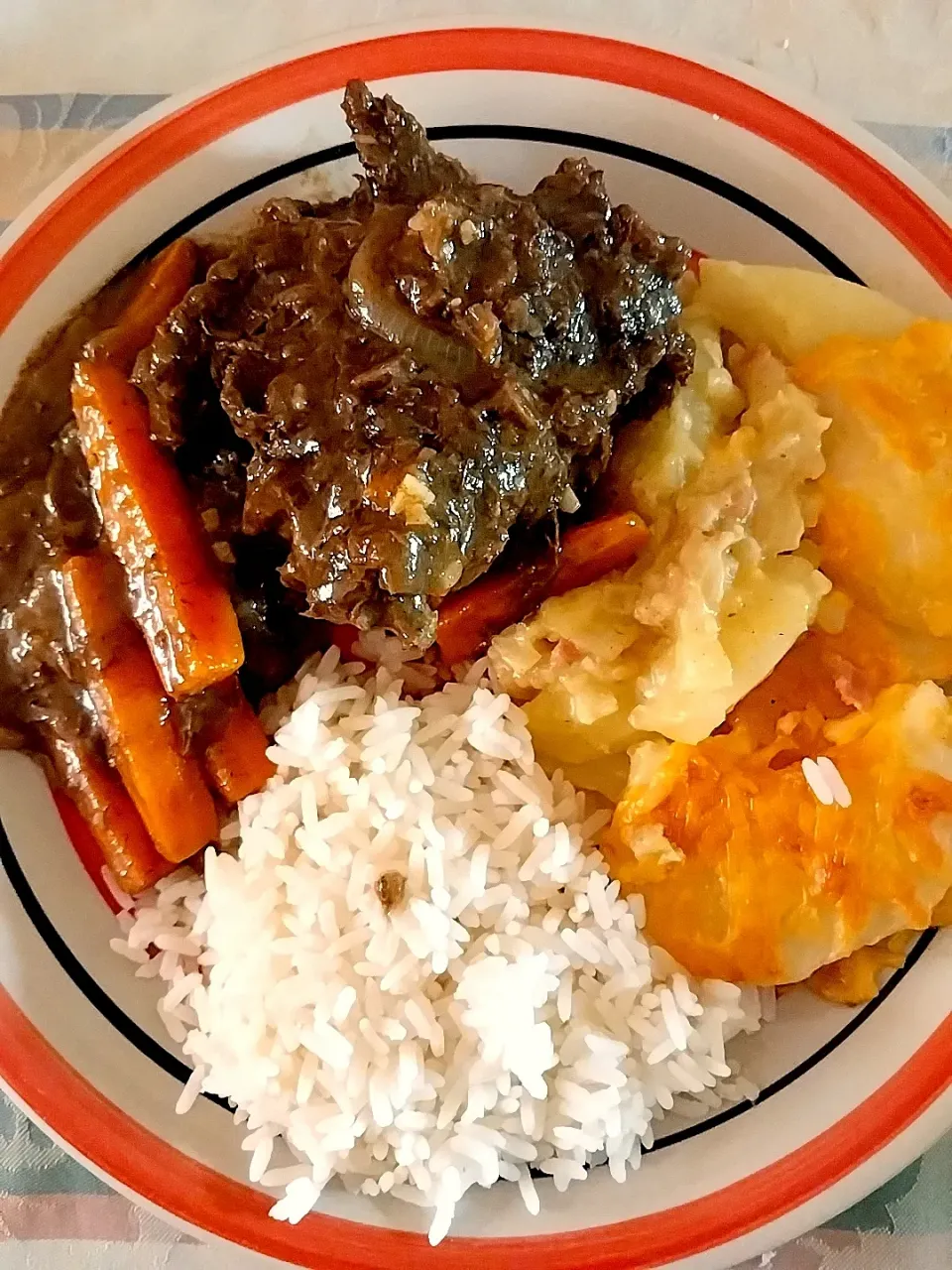 slow braised lamb neck in a black pepper gravy with carrots.
Cheesy bacon potato bake.
served with white rice.
|Munchiverseさん