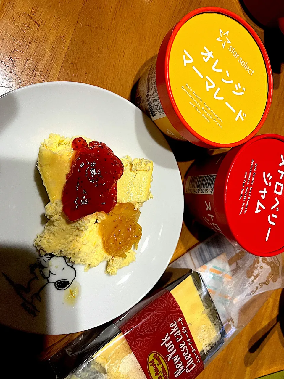 Snapdishの料理写真:映画 Mr.&Mrs.ストレンジ を観ながら #夜おやつ　NYチーズケーキマーマレードといちごジャム添え|ms903さん