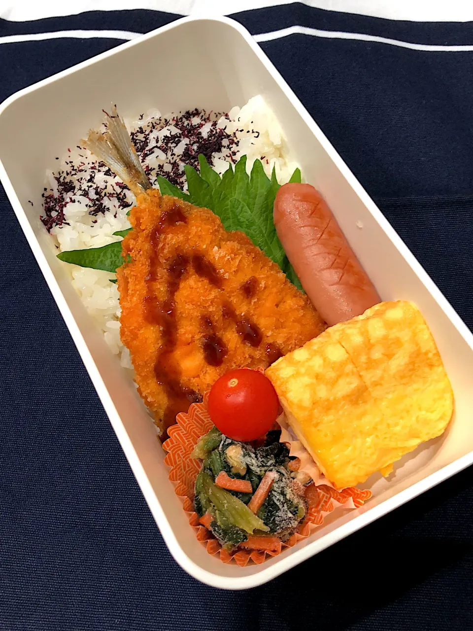 ゆかりご飯、たまご焼き、ウインナー、ミニトマト、ほうれん草の煮浸し、アジフライ|きらきらさん