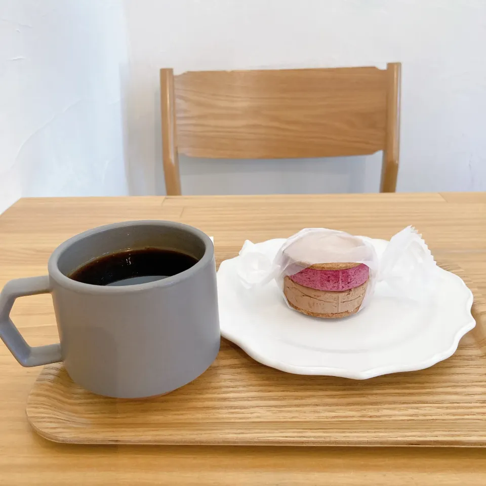 カシスとチョコレートのバターサンドと　コーヒー|ちゃみこさん