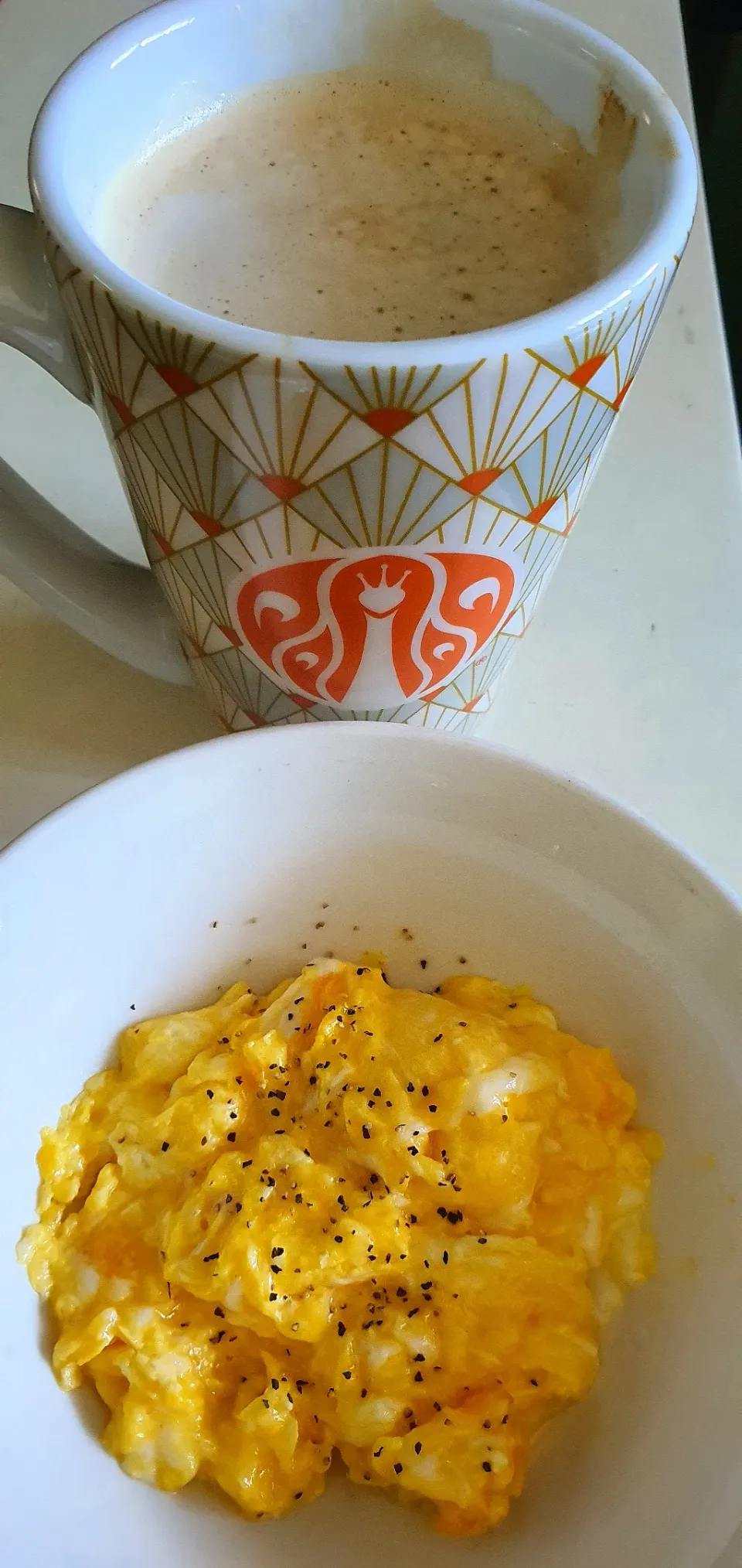 Delicious scrambled eggs with butter seasalt black pepper and a little fresh milk 🥛 😋 
starbucks latté ~ Caffè Verona🥰💕
Good morning😍🤗|🌷lynnlicious🌷さん