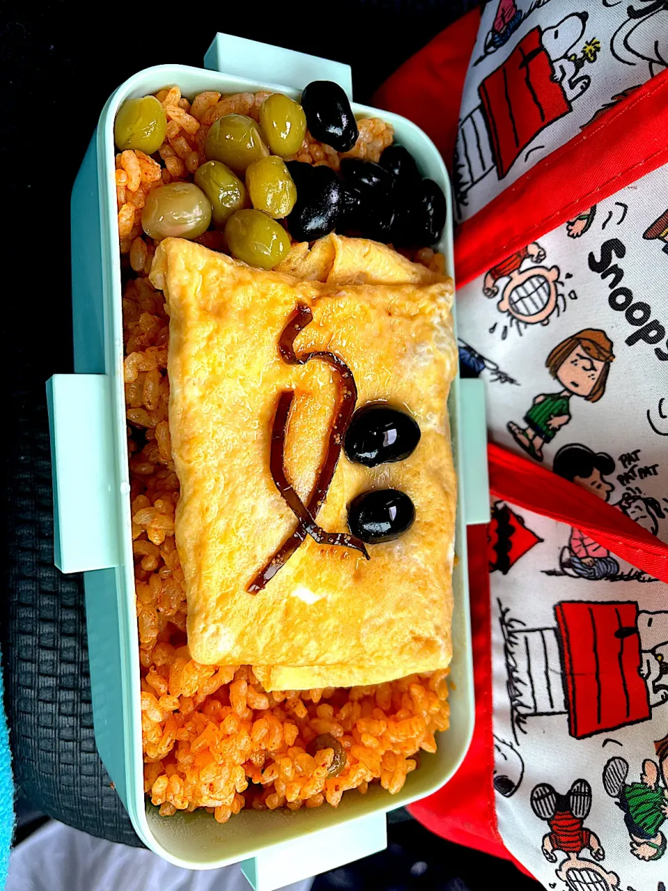 Snapdishの料理写真:#昼飯　豆昆布の顔ロウカット玄米チーズオムライス黒豆9個うぐいす豆8個添え|ms903さん