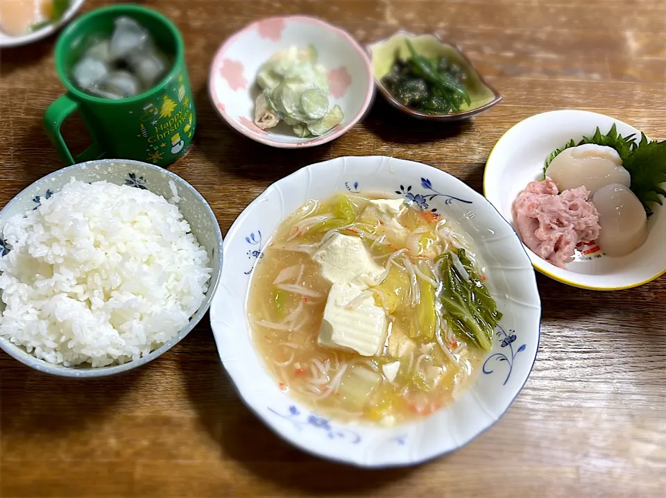 豆腐と白菜の中華煮・ほうれん草の胡麻和え・鶏皮梅子・ネギトロ、帆立の刺身・ご飯|ちびろ菌さん