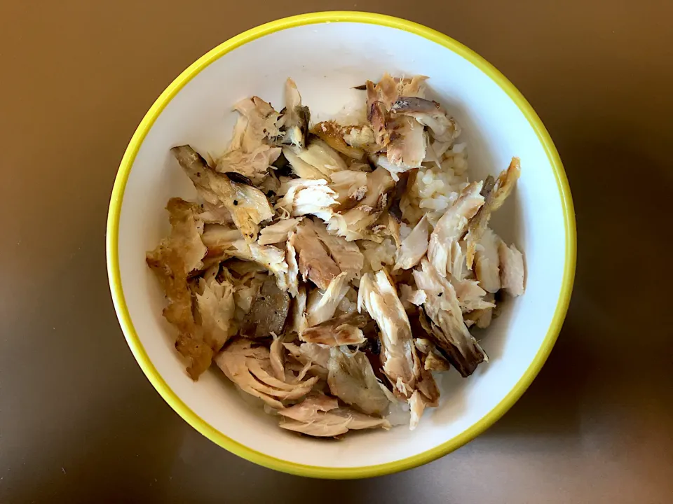 さばの塩焼き(ほぐし)丼|ばーさんさん