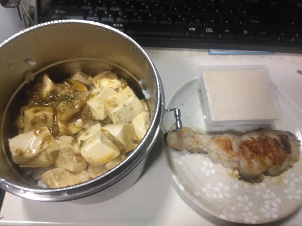 甘口麻婆豆腐丼、胡麻豆腐、鱈の西京漬け|darkbaronさん