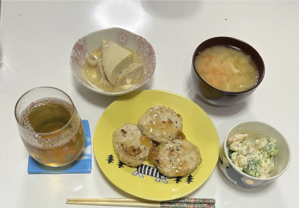 Snapdishの料理写真:晩御飯☆高野豆腐の卵とじ☆ブロッコリーとむき海老のサラダ☆お魚バーグの甘酢餡☆みそ汁（キャベツ・人参・しめじ）|Saharaさん