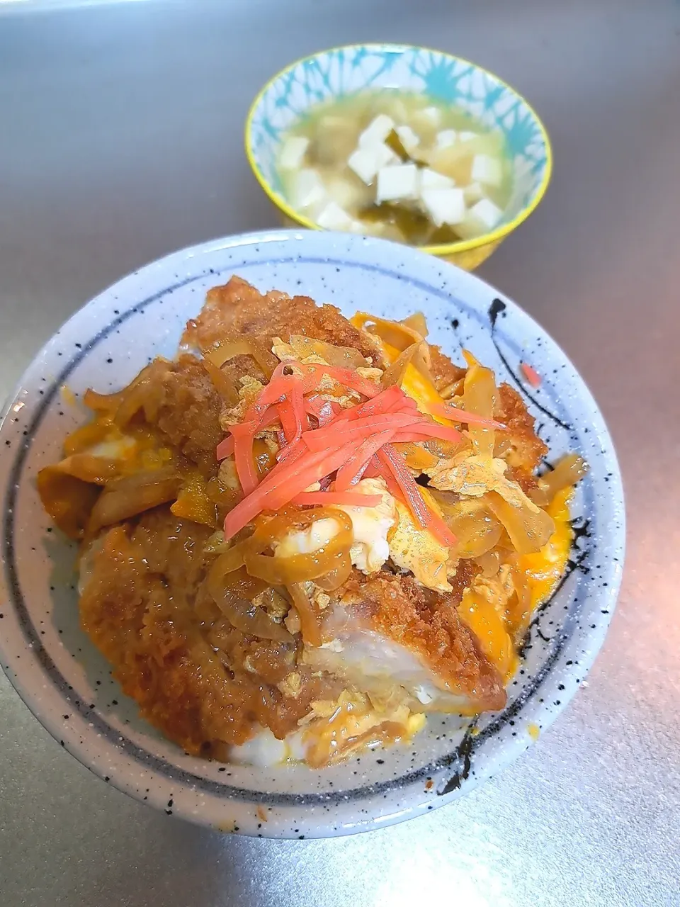 Snapdishの料理写真:カツ丼&大根、ワカメ、豆腐の味噌汁|Riapple🍎さん