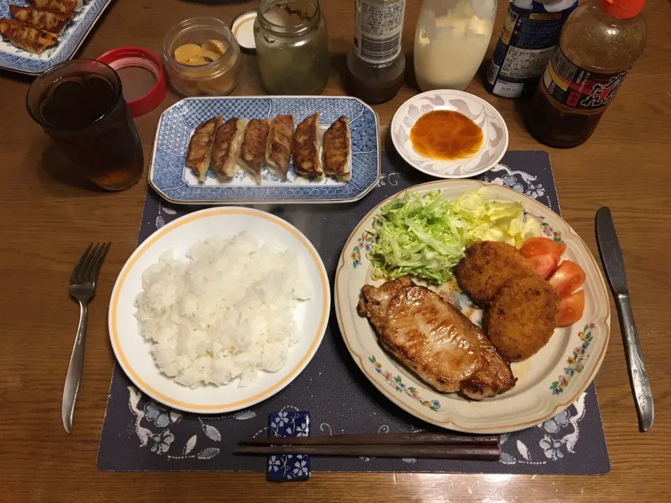 ご飯、ポークソテー、揚げ焼きコロッケ、サラダ、焼き餃子、沢庵、ごま高菜漬け、烏龍茶(夕飯)|enarinさん