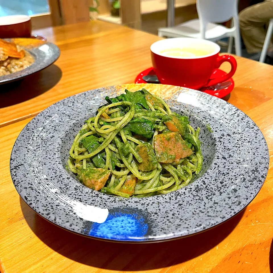 Smoked salmon with spinach sauce spaghetti|skyblueさん