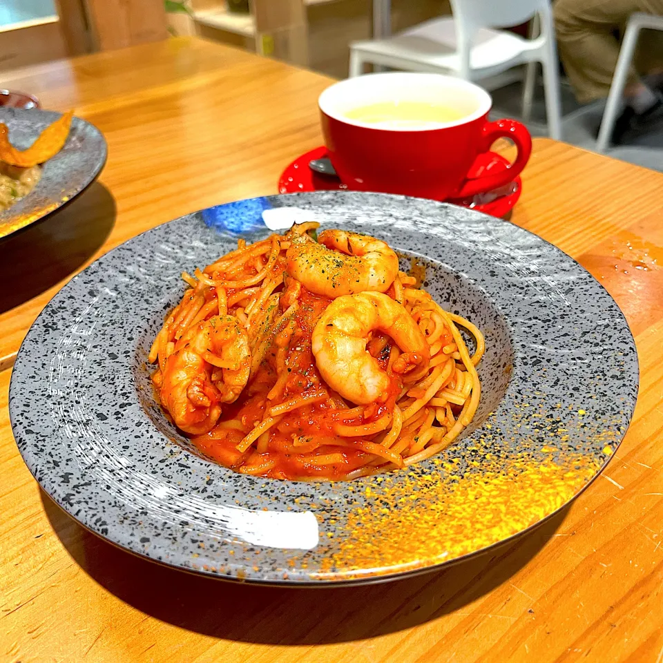 Spicy tomato sauce spaghetti with prawns|skyblueさん