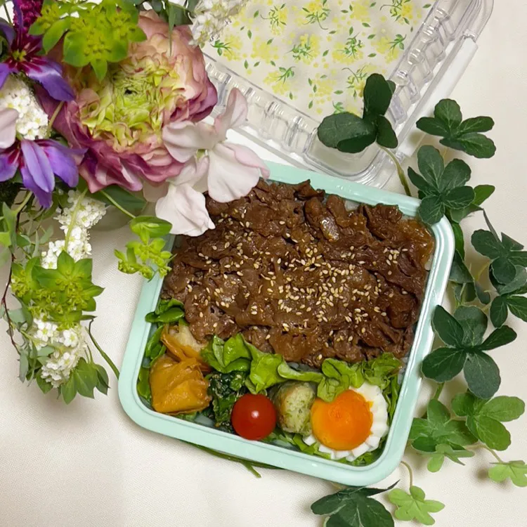 2/20❤︎主人の和牛照り焼き丼弁当🌱

＊和牛照り焼き丼
＊半熟たまご
＊五目春巻き
＊ちくわの磯辺揚げ|Makinsさん