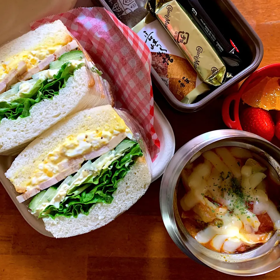 チキンのトマト煮込みとサンドイッチ🥪弁当|てんさん