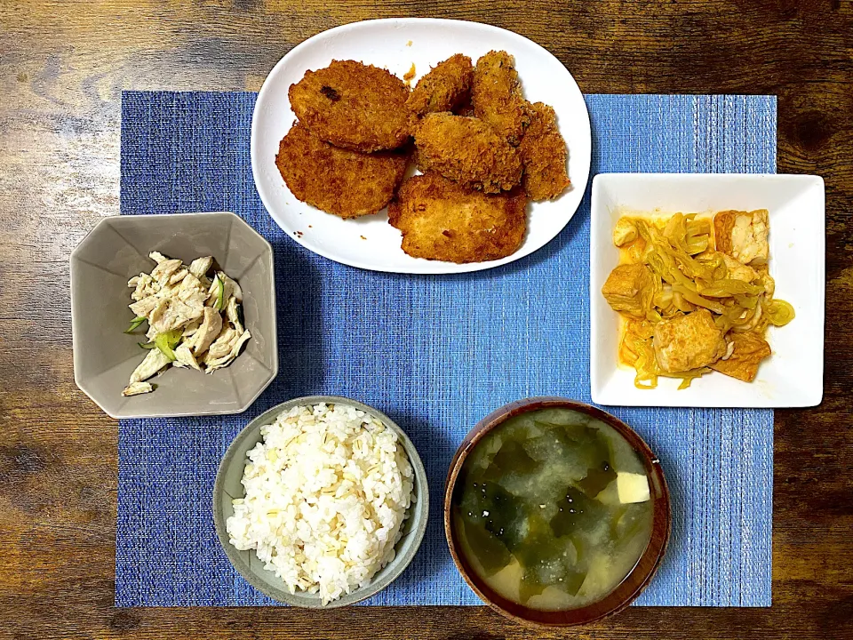 コロッケ　鶏胸肉ときゅうりの塩レモン和え　厚揚げとキャベツのコチュジャン炒め　麦ご飯　味噌汁（豆腐・ワカメ）|♡misaki♡さん