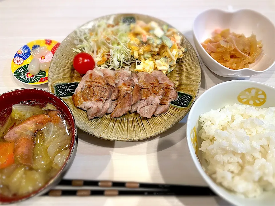 煮豚　マカロニサラダ　ごはん　スープ　白菜の炊いたん|キヨさん