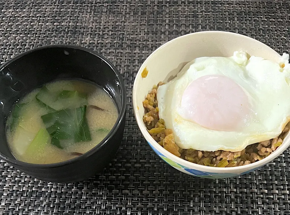 【本日の朝食】肉そぼろご飯 目玉焼きのせ|まひるさん