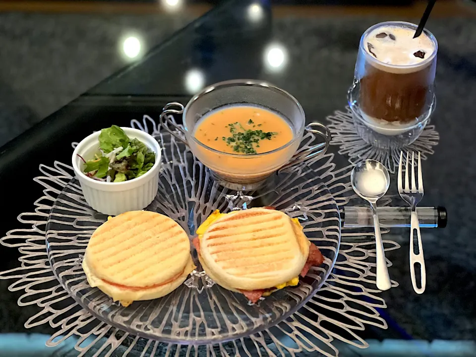 朝5時にお腹が空いて目が覚めた休日の朝😂

イングリッシュマフィンでパニーニ🥪✨|yokoさん