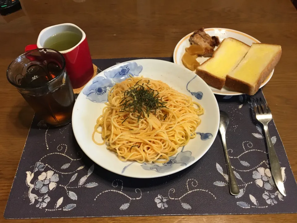 辛子明太子スパゲッティ、トースト、ポークソテー、沢庵、熱い日本茶、烏龍茶(昼飯)|enarinさん