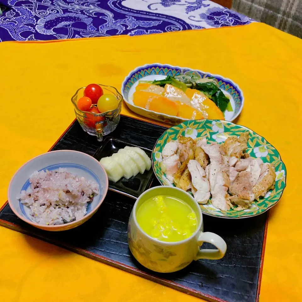 grandmaの晩ごはん☆ 今夜は鶏肉のソテー
小松菜🥬とかぼちゃの蒸し野菜コーンスープを添えました。ミニトマトはお寺さんから…|kaoriさん