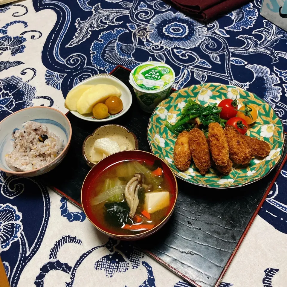 grandmaの晩ごはん☆ 今日は寒いようなスッキリしないお天気で。今夜はカキフライ…野菜たっぷりのお味噌汁|kaoriさん