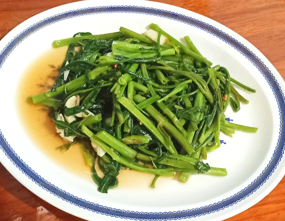 ผัดผักบุ้งไฟแดง
Stir-fried Chinese morning glory|🌿Veerapan Mu🌿さん