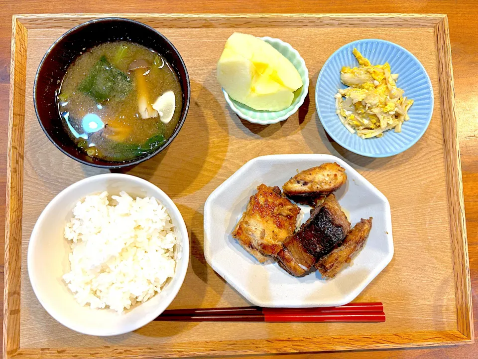 今日の夜ご飯(鮪のバター醤油ソテー、えのき卵、ほうれんそうとしめじの味噌汁、りんご)|cocomikaさん