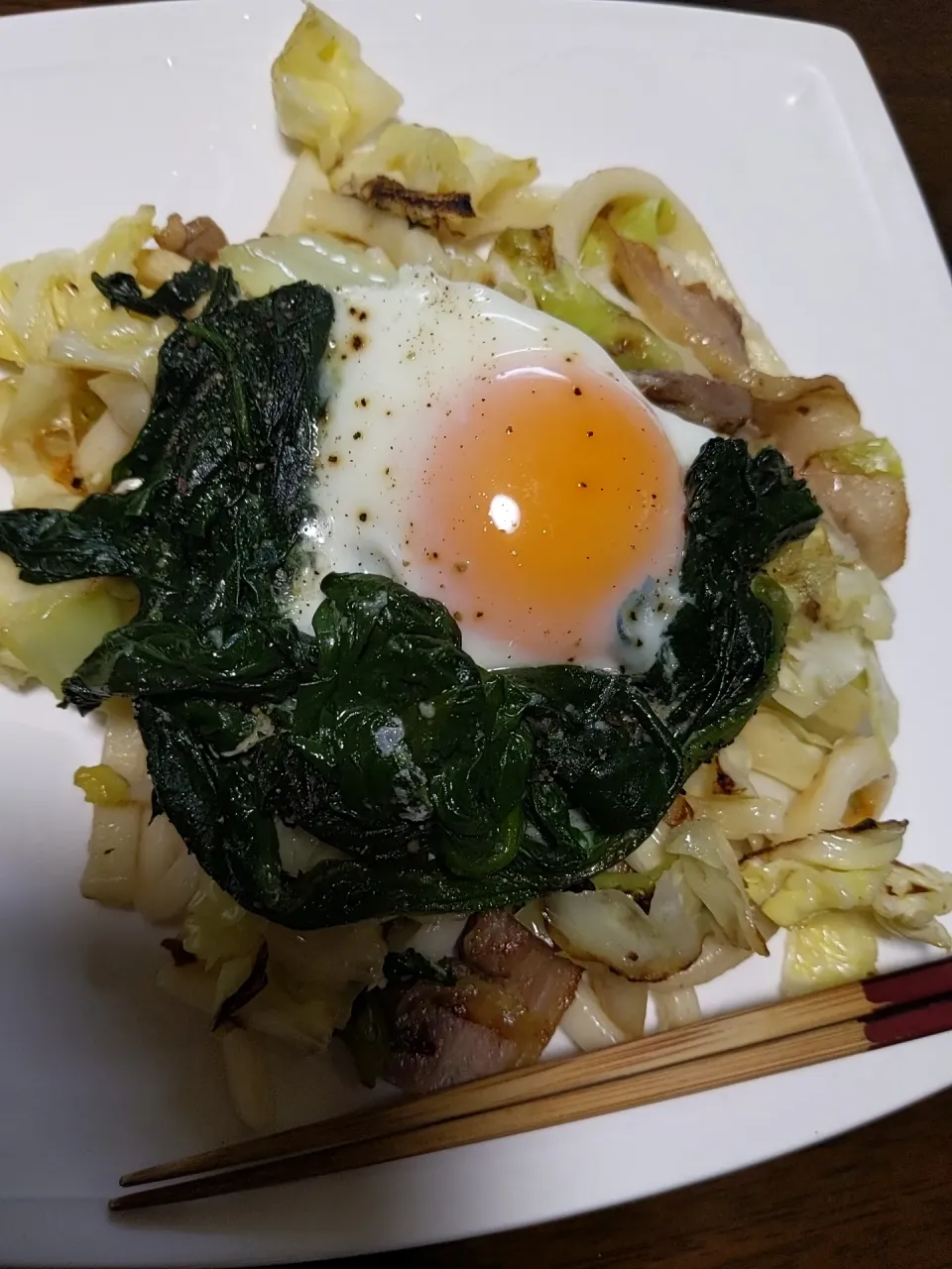 ベーコンとキャベツで、焼きうどん|くぼんぼんさん