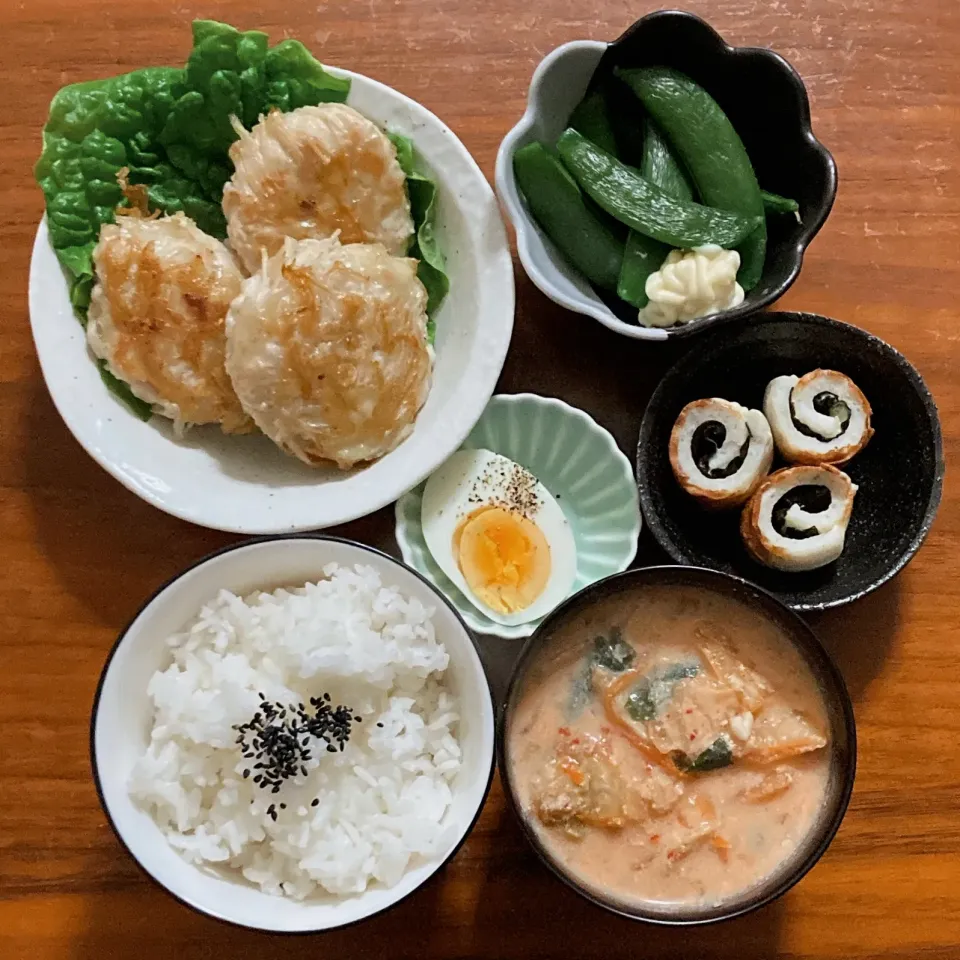 主食　白ごはん　黒胡麻
主菜　えのきまみれのナゲット🅿️
副菜　母さやえんどう
副菜　くるくるちくわ🅿️
汁物　豆乳キムチスープ🅿️
小鉢　ゆで卵|...さん