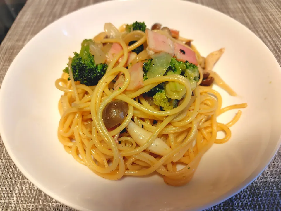 シメジとベーコンのパスタ|takacさん