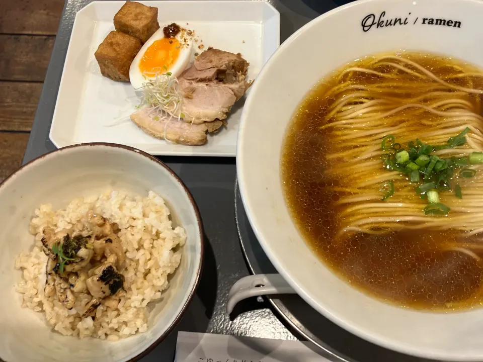 おくにラーメン（しょうゆ）と〆ごはん（山椒鶏皮）|まさとさん