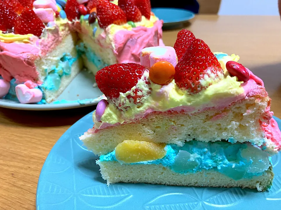 ＊べびたん５歳のお誕生日ケーキ🎂＊べびたん作のレインボーケーキ🌈🎂✨カットバージョン🍰＊|＊抹茶＊さん