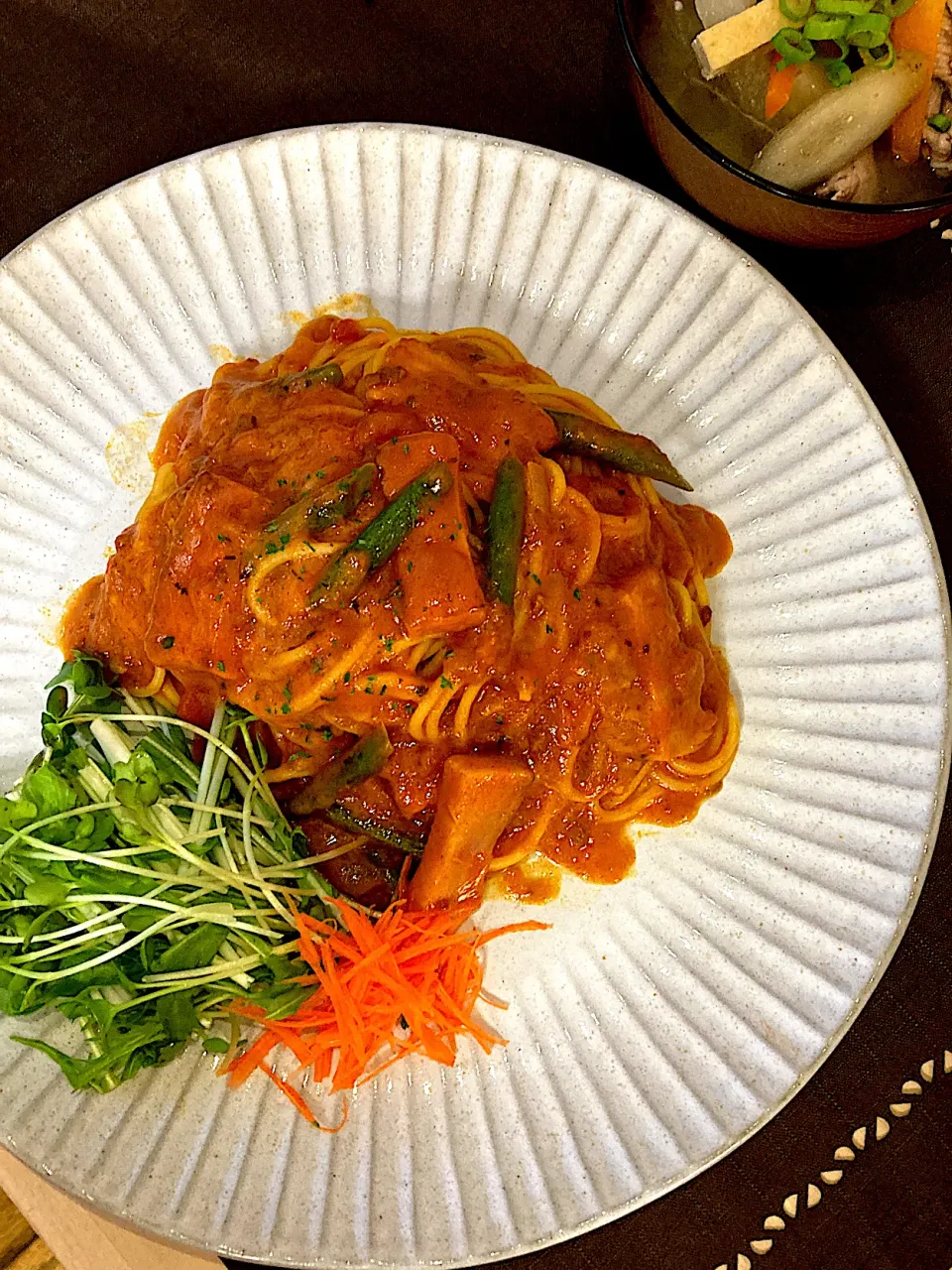 ベーコンといんげんのトマトクリームパスタ　バジル風味🍅🌿|mocoさん