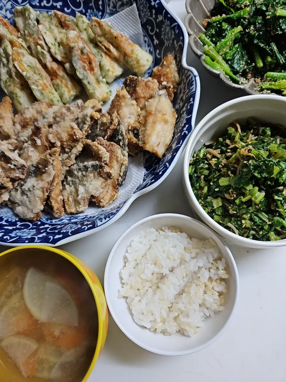 ☆夕飯☆鯵の唐揚げ、竹輪磯揚げ、ほうれん草胡麻和え、大根葉振りかけ|ｼｮｺﾗさん