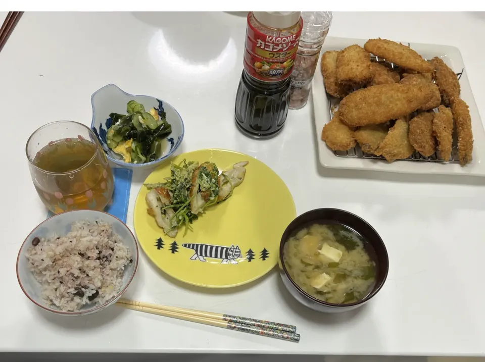 晩御飯☆ししゃも開きフライ☆酢の物（ワカメ・胡瓜・炒り卵）☆豆苗とちくわの卵炒め☆みそ汁（玉葱・ワカメ・豆腐）☆雑穀米|Saharaさん